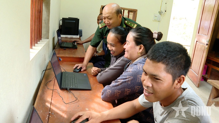 Bộ đội trang bị kỹ năng số cho đồng bào biên giới